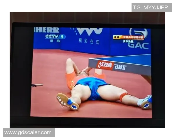 男足球明星意外曝光裸翘臀照片引发热议网友纷纷评论热辣场面令人瞩目